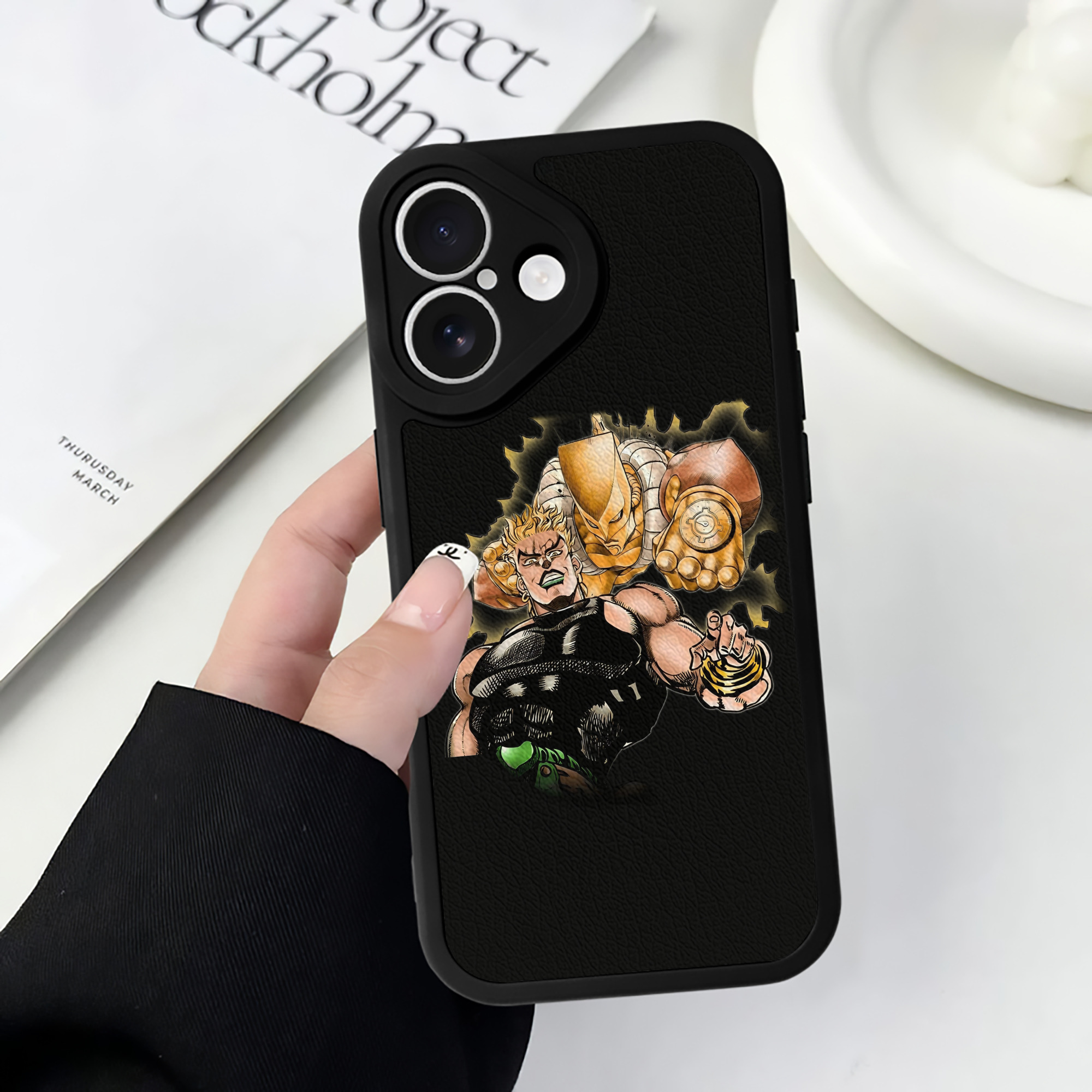 （画像用） ジョジョの奇妙な冒険 ディオ?ブランドー JoJo's Bizarre Adventure Dio Brando 【iPhone 16シリーズ対応】シリコンスマホケース（レザー調） 材質：シリコン